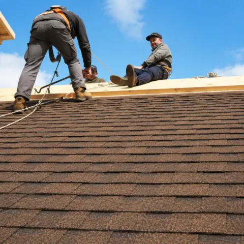 Artisan couvreur Saint-Laurent-d'Arce réalisant la pose d'une toiture en tuiles
