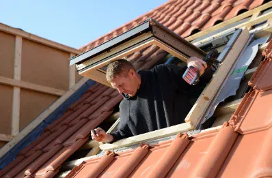 Pose de fenêtre de toit et velux par un couvreur à Saint-Laurent-d'Arce